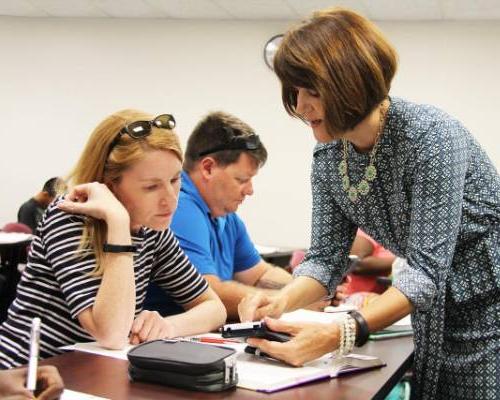 Dr. Sherri Jackson working with a psychology student.